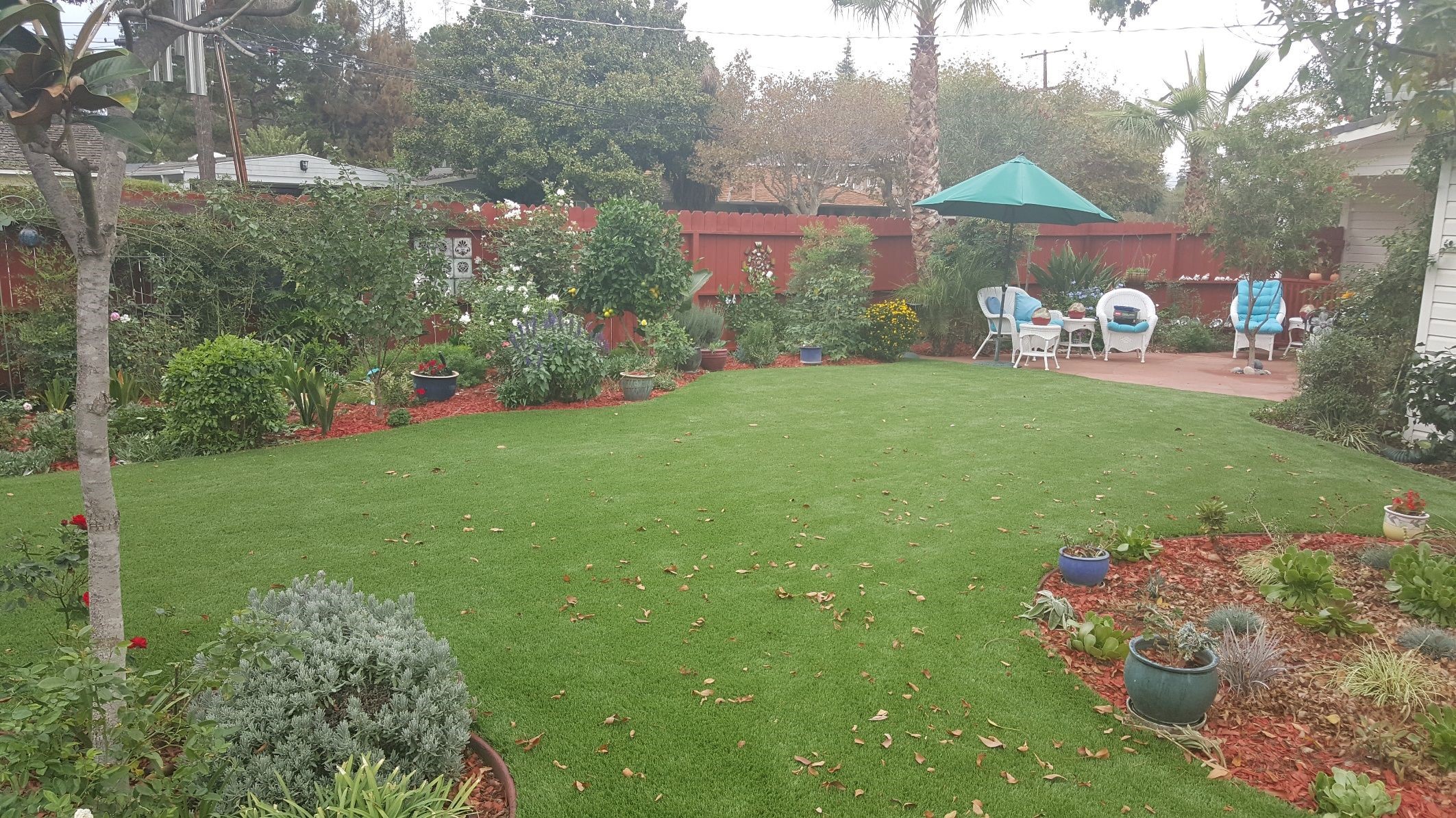 The Choice Between Artificial Grass and Maintaining a Natural Lawn
