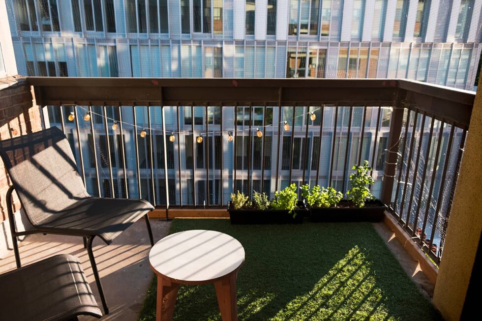 artificial-grass-balcony-980x653
