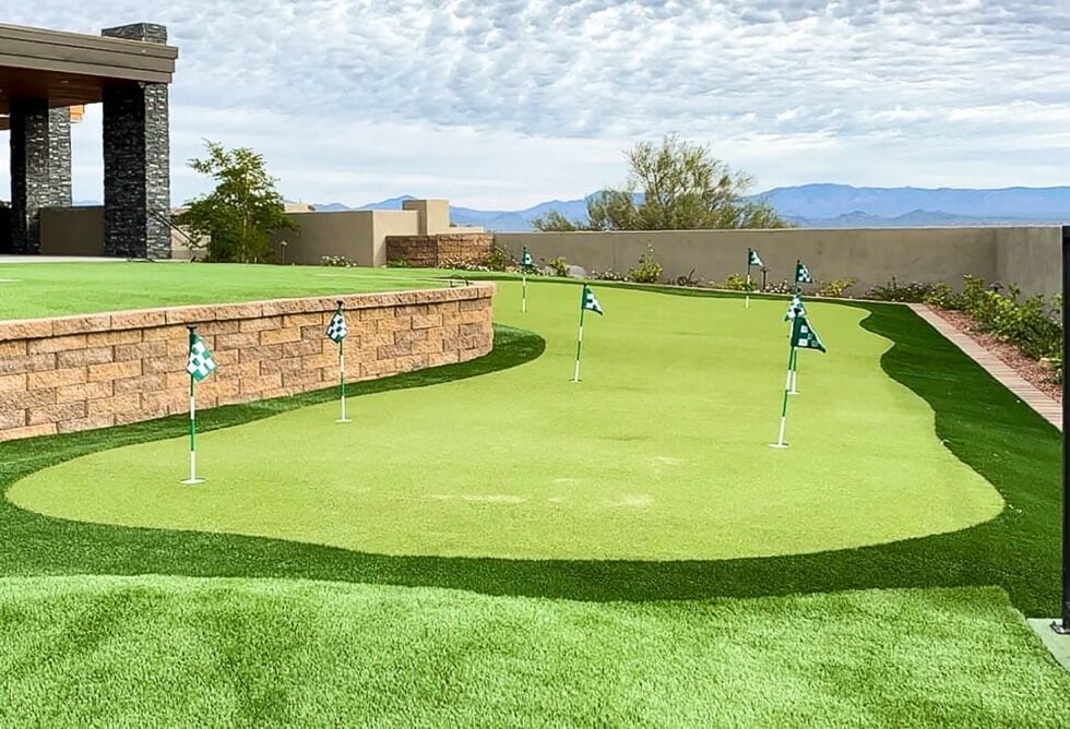 artificial-grass-putting-greens-backyard-installation-980x668
