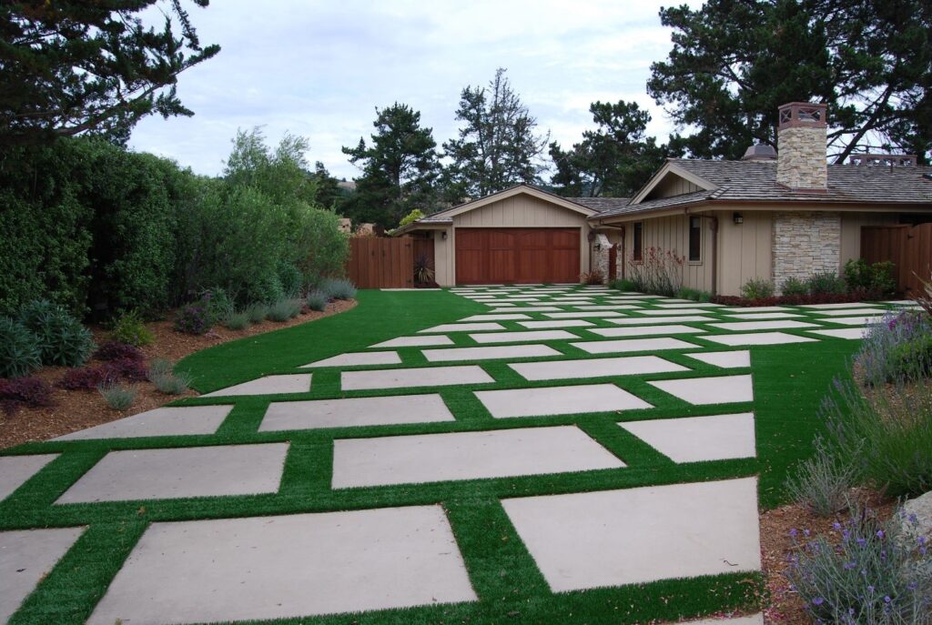 Top Design Ideas for Sculpting With Artificial Grass in Your Backyard