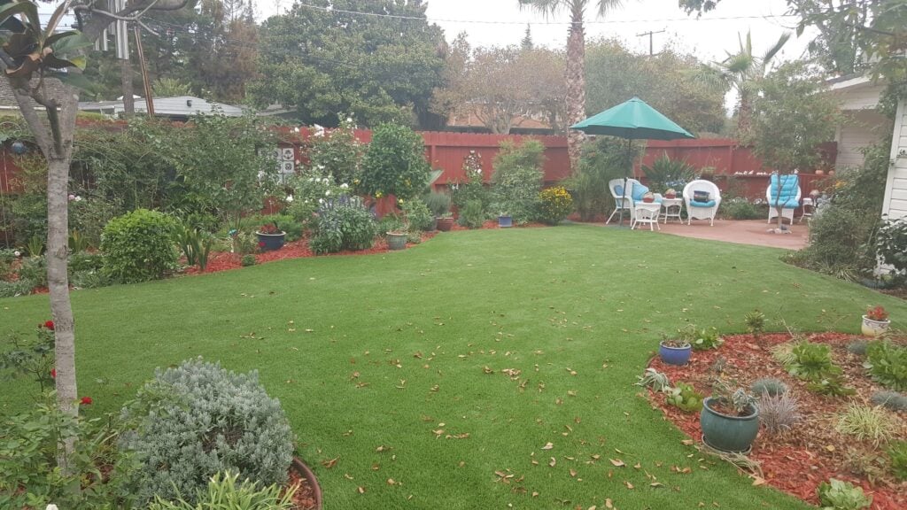 The Choice Between Artificial Grass and Maintaining a Natural Lawn